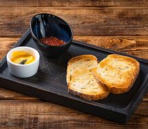 Икра красная с тостами