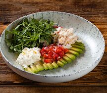 Авокадо с крабом и страчателлой 