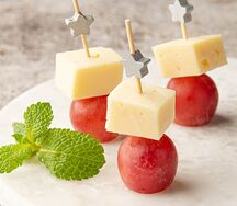 Сыр с винoградом