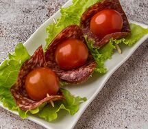Салями с томатами черри