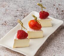 Сыр Камамбер с клубникой