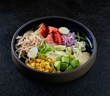 Кобб салат с курицей и сыром дорблю