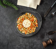 Жареные кусочки курицы с овощами