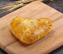 Пирожок с яйцом и луком печёный