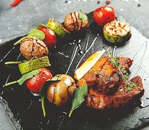 Стейк из свинины с овощами гриль