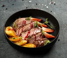 Утка с нежным соусом из малины