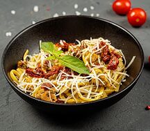 Паста с курицей и вялеными томатами