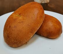 Пирожок с луком и яйцом