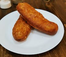Жареный пирожок с капустой