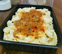 Гуляш с макаронами