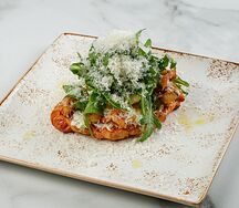 Круассан с креветками и рукколой