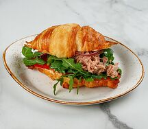 Круассан с тунцом