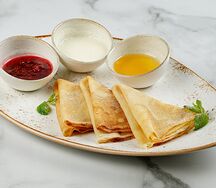 Блины со сметаной и вареньем