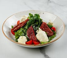 Салат с моцареллой и песто