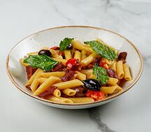 Паста с беконом, помидорами черри и оливками 
