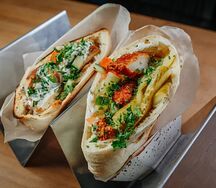 Пита с хрустящим цыплёнком и солеными огурцами