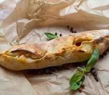 Мини-кальцоне с моцареллой и курицей
