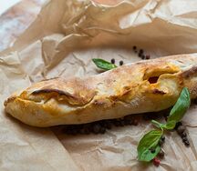 Мини-кальцоне с беконом и моцареллой