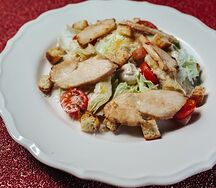 Салат с цыпленком, артишоками и томатами