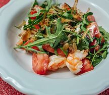 Салат с рукколой и креветками
