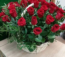 Корзина из бордовых роз с зеленью