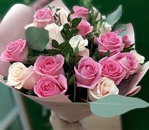 Букет из роз в зелени Крем-Брюле