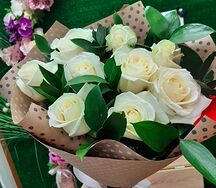 Букет из 9 белых роз с рускусом