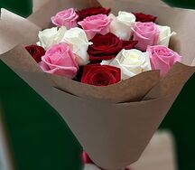 Букет из 15 разноцветных роз