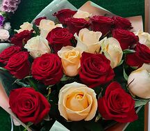 Букет из 25 кремово-красных роз