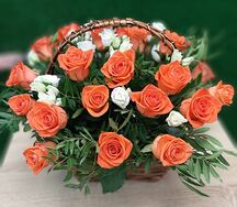 Корзина рыжих роз с зеленью