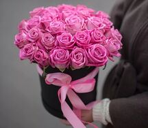 35 розовых роз в коробке