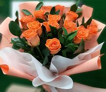 Букет из 15 коралловых роз с зеленью