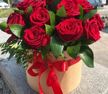 19 бордовых роз в коробочке