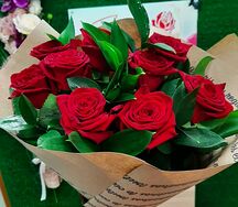 Букет из 9 бордовых роз с рускусом