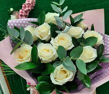 Букет из роз с зеленью Белый жемчуг