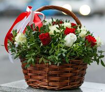 Корзинка из бело-красных роз в зелени