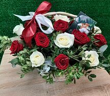 Корзина с бело-красными розами