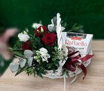 Корзинка цветов с Рафаэлло