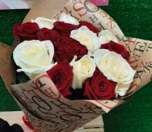 Букет из 15 бело-красных роз