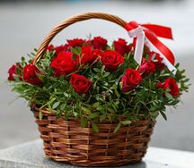 Корзина с красными розами в зелени
