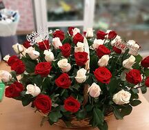 Корзина с кремово-бордовыми розами