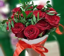 Букет из роз и зелени Бордовый комплимент