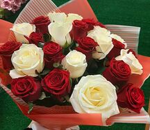Букет из красно-белых роз