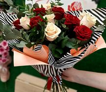 Букет из роз с зеленью Грация