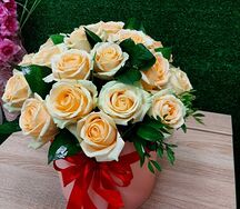 19 бежевых роз в коробочке