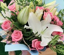 Сборный букет из роз и лилий Кармен