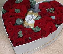Композиция Сердце из роз с Ферреро