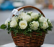 Корзина с белыми розами в зелени