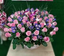 Корзина из роз и ирисов Свои чувства