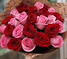 Букет из розово-красных роз